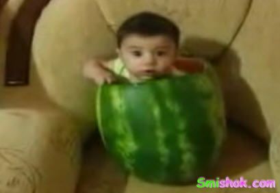 Дитина з'їла арбуз