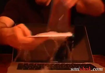 Невдалий трюк зі склянкою води і ноутбуком