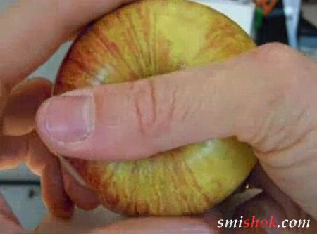 Як розділити яблуко на рівні частини без ножа?