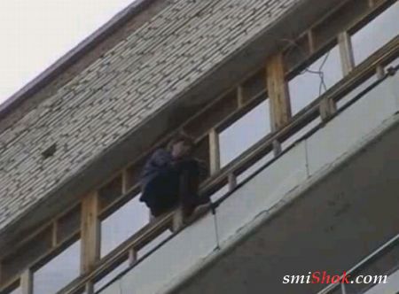 Алкаш упал с балкона