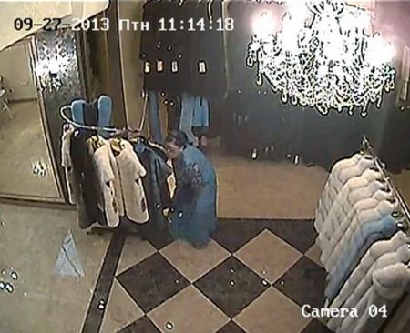Коварная бабуля крадет шубу с магазина