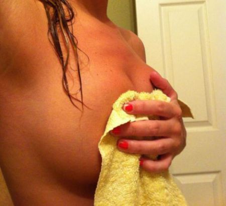 Девушки знают как прикрыть свое тело полотенцем