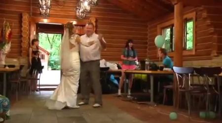 Неожиданный танец отца и дочери на свадьбе
