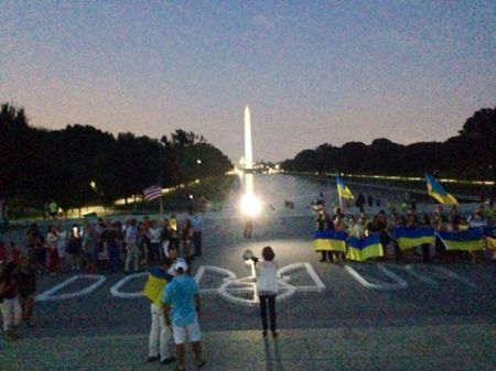В Вашингтоне выложили из свечей большой трезубец и спели гимн Украины