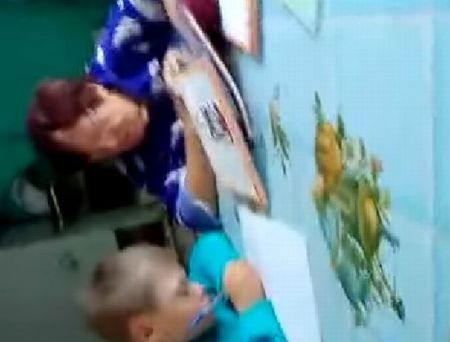 Бабушка делает с внуком уроки не для слабонервных