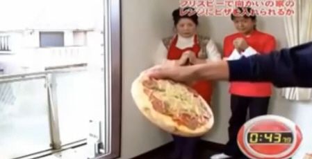 Невероятно точный бросок пиццы