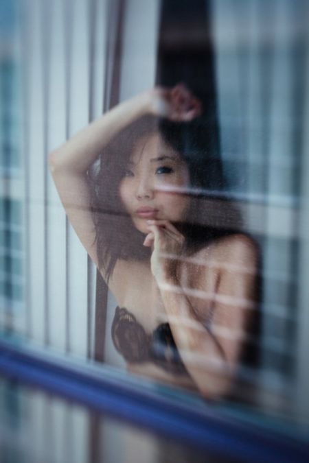 Незнакомая девушка в окне напротив