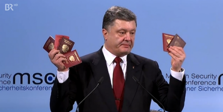 Порошенко в Мюнхене показал паспорта российских военных, "заблудившихся" в Украине