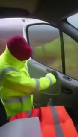 Шотландец пытается закрыть за собой дверь авто в ветренную погоду