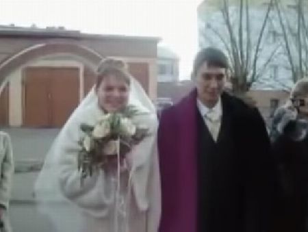 Невеста вывихнула челюсть, когда кусала свадебный каравай
