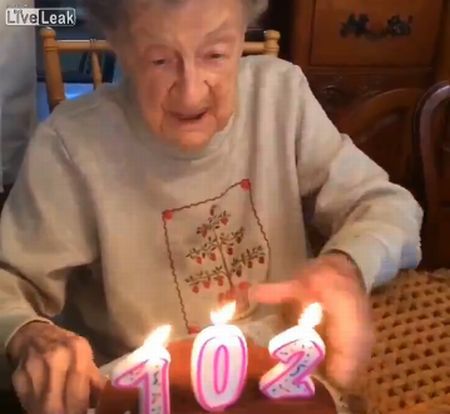 Задувать свечи на торте в честь своего 102-летия - опасная затея