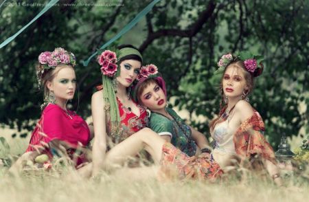 Девушки с цветочными венками (29 фото)