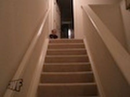 Невероятный спуск ребёнка по лестнице