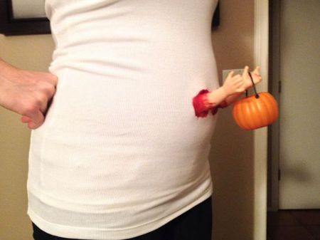 Беременные женщины готовятся к Хэллоуину