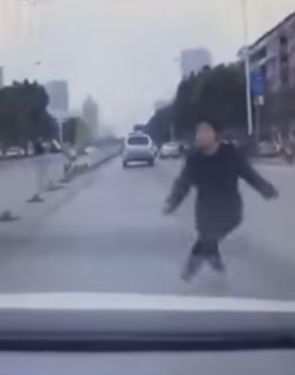 Худшая актриса в Шанхае бросается под колеса автомобиля