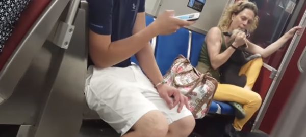 Остервенелая живодерка покусала собаку в метро