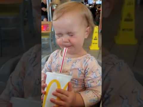 Реакция ребенка который впервые пробует Кока-Колу
