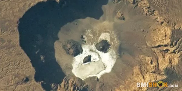 NASA представило дивовижне фото вулканічного кратера у формі черепа, зняте з космосу над Сахарою.
