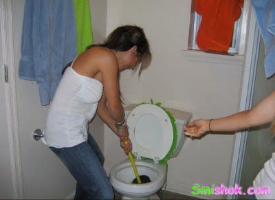Дівчат упіймали за цікавим заняттям в туалеті.