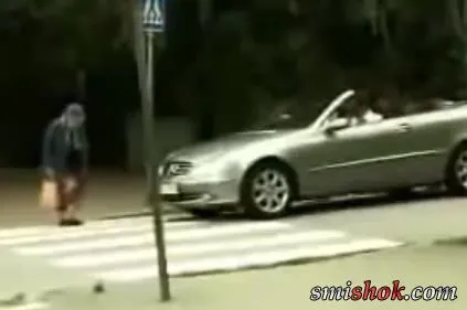Бабця б'є по мерседесу спрацьовує подушка