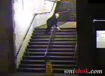 П'яний мужик йде додому