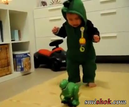 Малюк злякався свого динозавра