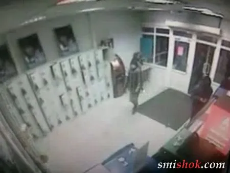 Один охоронець наваляв чотирьом гопникам