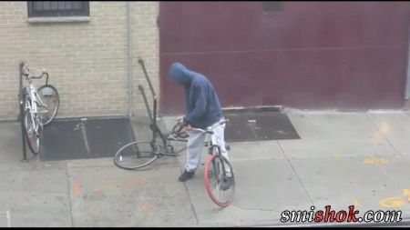 Злодій-невдаха намагається вкрасти велосипед