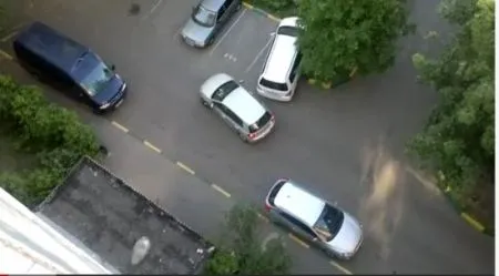 Дві жінки на парковці або транспортний колапс