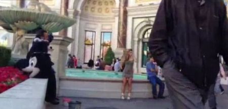 Дівчина впала в фонтан, намагаючись позувати на камеру