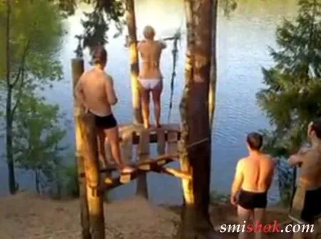 Блондинка випробовує тарзанку
