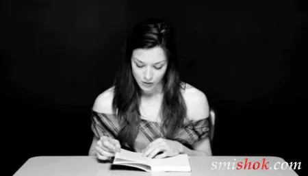 Актриса читає книгу, сидячи на вібраторі