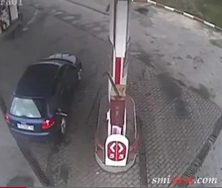 Жінка на заправці