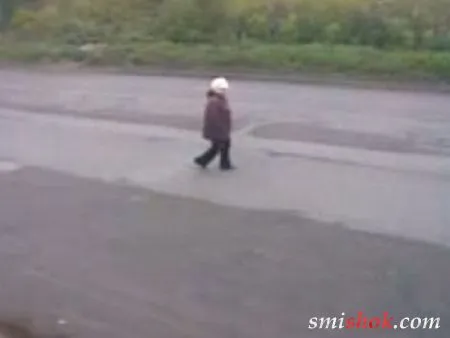 П'яна бабця лізе під колеса