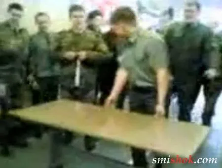 Підкидає стіл зубами