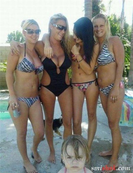 Безглузді фото дівчат в купальниках, початок.