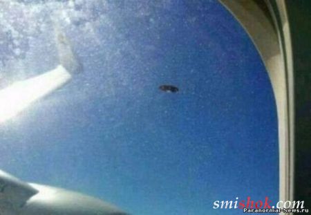 Дуже чіткий знімок НЛО з борту літака