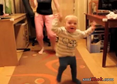 Малыш прикольно танцует Gangnam Style