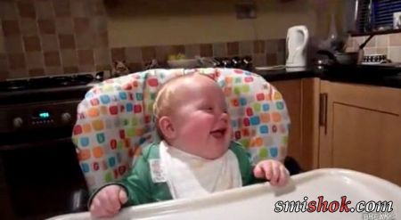 Видео про ржачный смех маленького ребенка