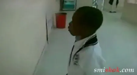 Негр имитирует звук сирены