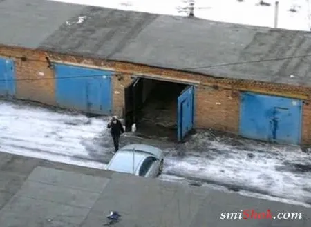 Девушка паркуется в гараж