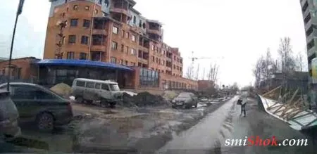 Забор напал на девушку