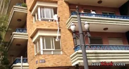 Горе-любовник пытается сбежать разъяренного разъяренного мужа