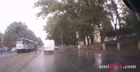 Наехал на люк и взлетел