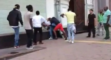 Негры бьют таджиков в Москве