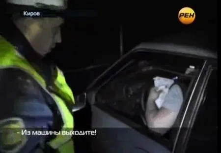Гаишник разбил стекло в машине