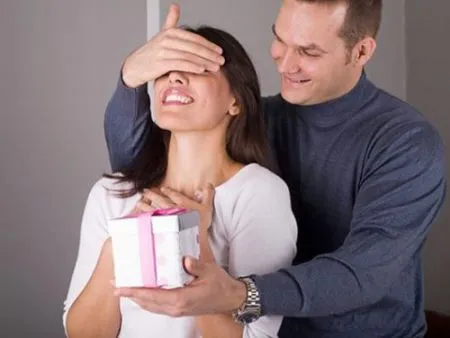 Мужчина не дарит подарки, кто он скупердяй или человек с другими ценностями?
