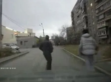 Посигналил и ему разбили стекло в машине