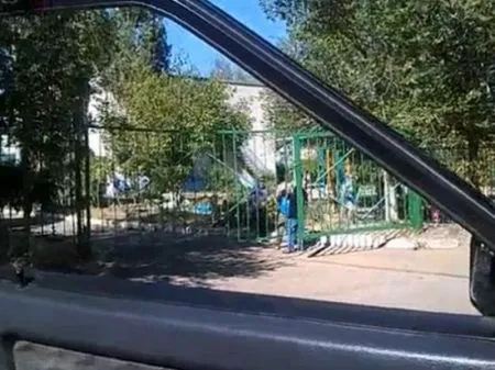Заехал в садик за сестрой