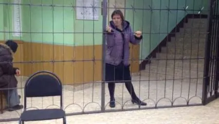 Неадекватная женщина в отделении полиции